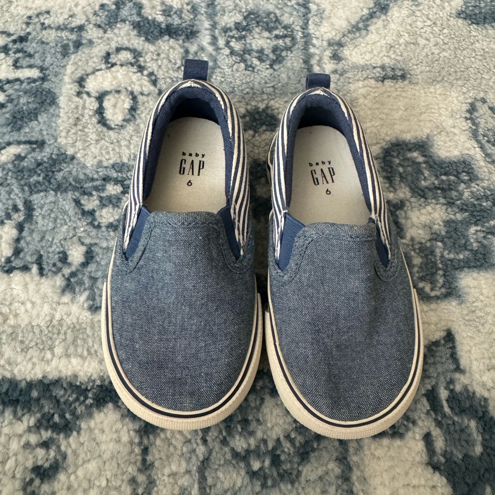 Gap slip on shoes size 6